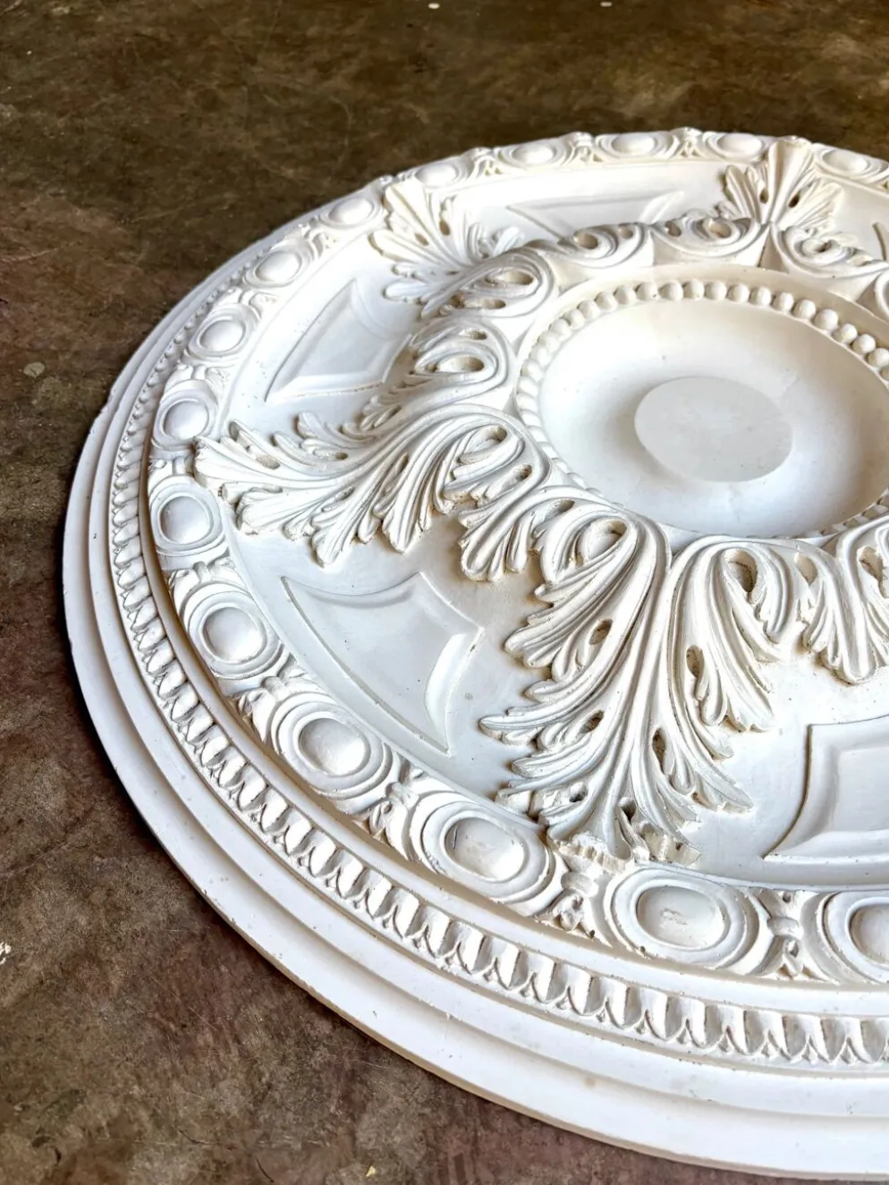 Rosace en staff blanc, décor rinceaux et frise perlée ⌀ 61 cm