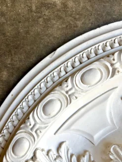 Rosace en staff blanc, décor rinceaux et frise perlée ⌀ 61 cm
