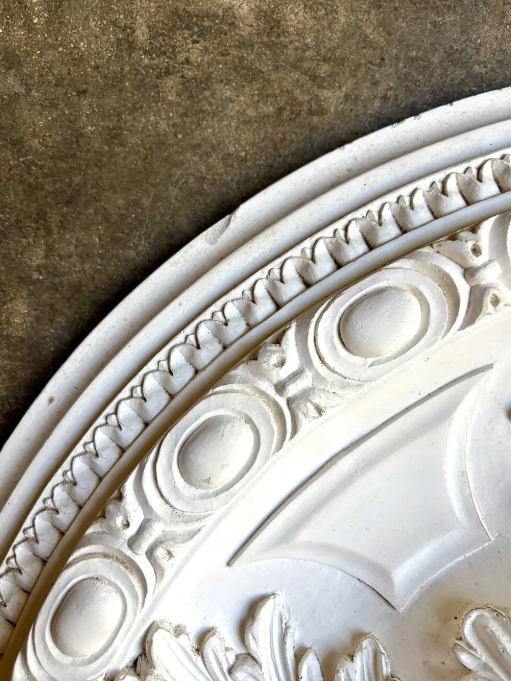 Rosace en staff blanc, décor rinceaux et frise perlée ⌀ 61 cm