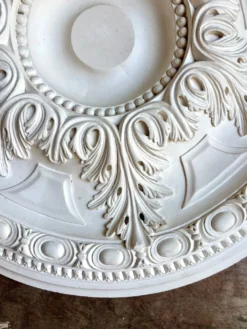 Rosace en staff blanc, décor rinceaux et frise perlée ⌀ 61 cm