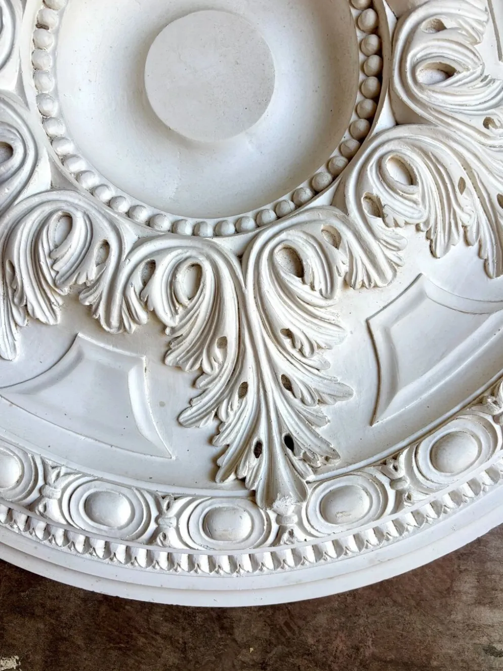 Rosace en staff blanc, décor rinceaux et frise perlée ⌀ 61 cm