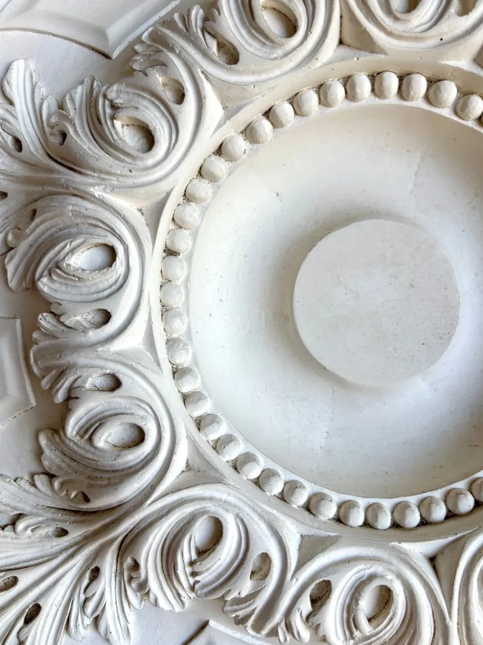 Rosace en staff blanc, décor rinceaux et frise perlée ⌀ 61 cm