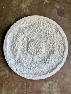 Rosace en staff blanc, décor rinceaux et frise perlée ⌀ 61 cm