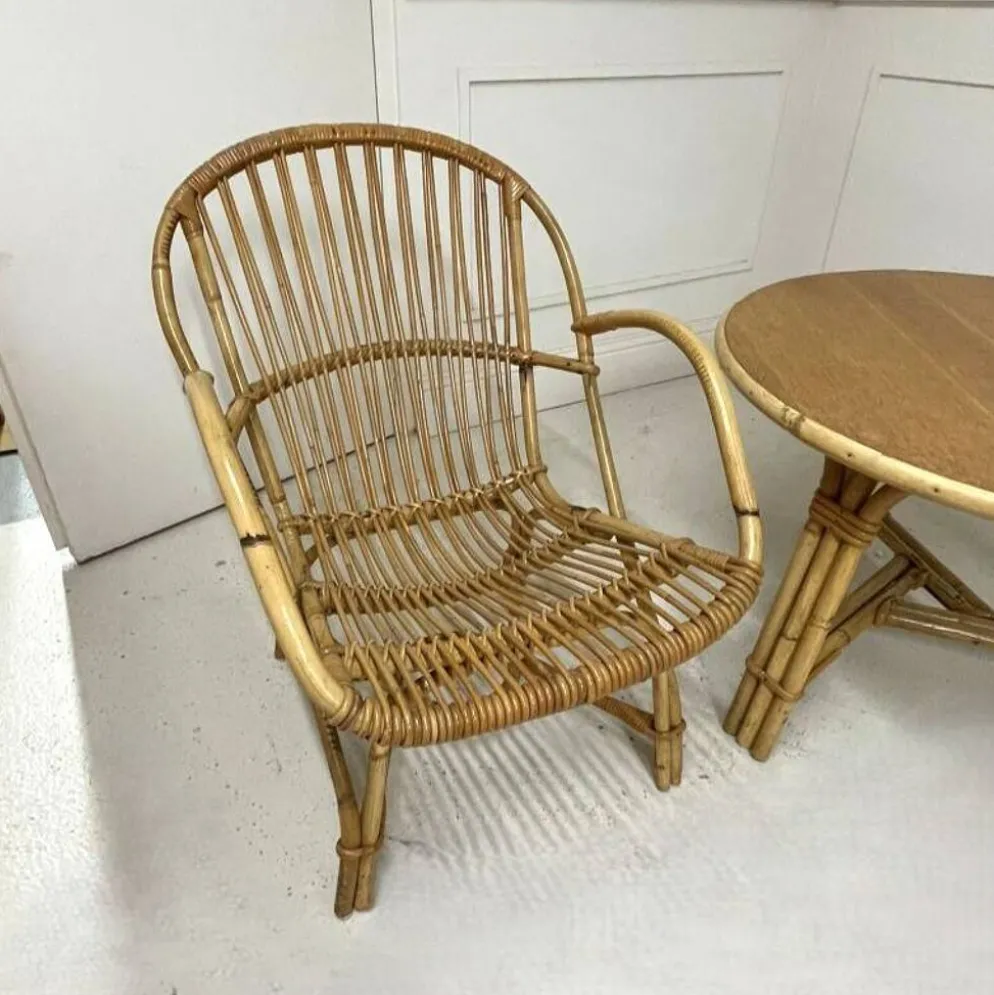 Salon Audoux-Minnet en rotin, 2 fauteuils et table 1950-1960