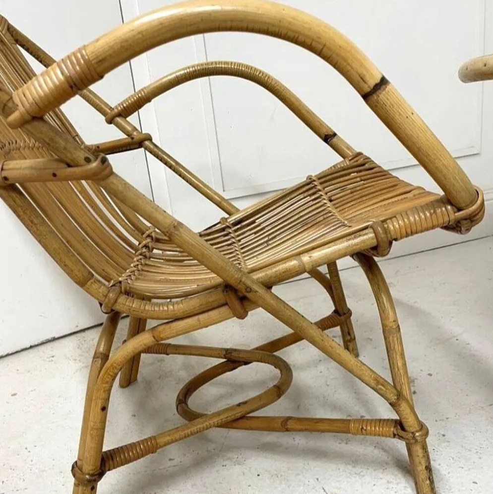 Salon Audoux-Minnet en rotin, 2 fauteuils et table 1950-1960