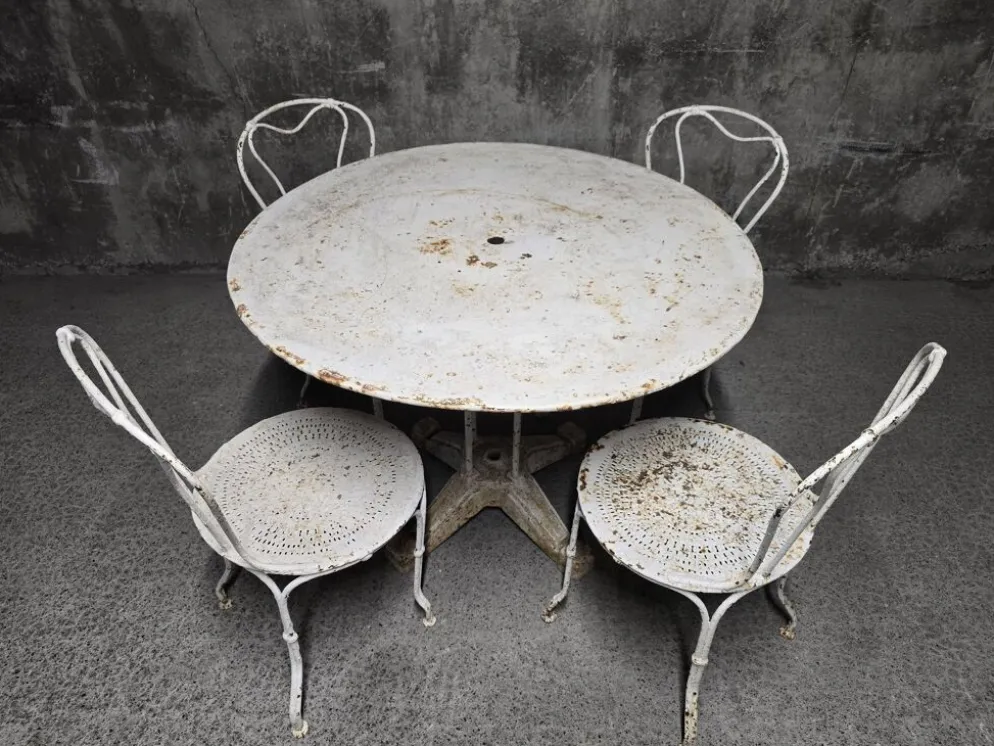 Salon de jardin ancien en fer forgé peint, table ronde et quatre chaises