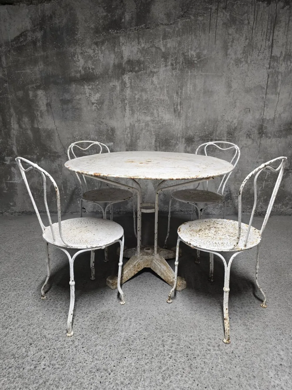 Salon de jardin ancien en fer forgé peint, table ronde et quatre chaises