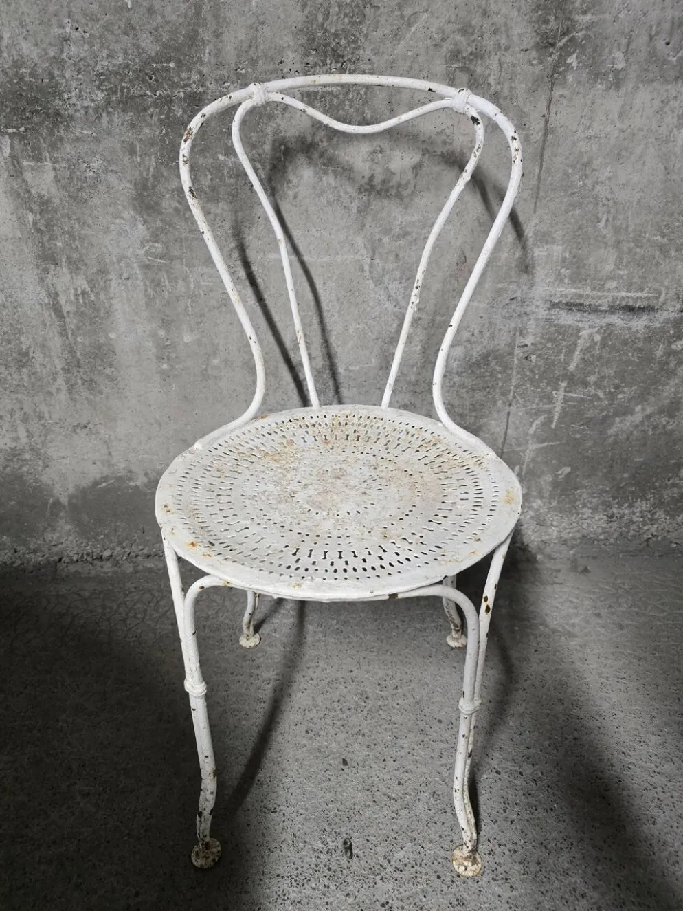Salon de jardin ancien en fer forgé peint, table ronde et quatre chaises