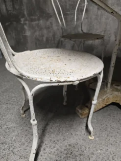 Salon de jardin ancien en fer forgé peint, table ronde et quatre chaises