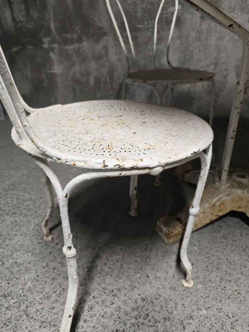 Salon de jardin ancien en fer forgé peint, table ronde et quatre chaises