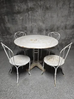 Salon de jardin ancien en fer forgé peint, table ronde et quatre chaises
