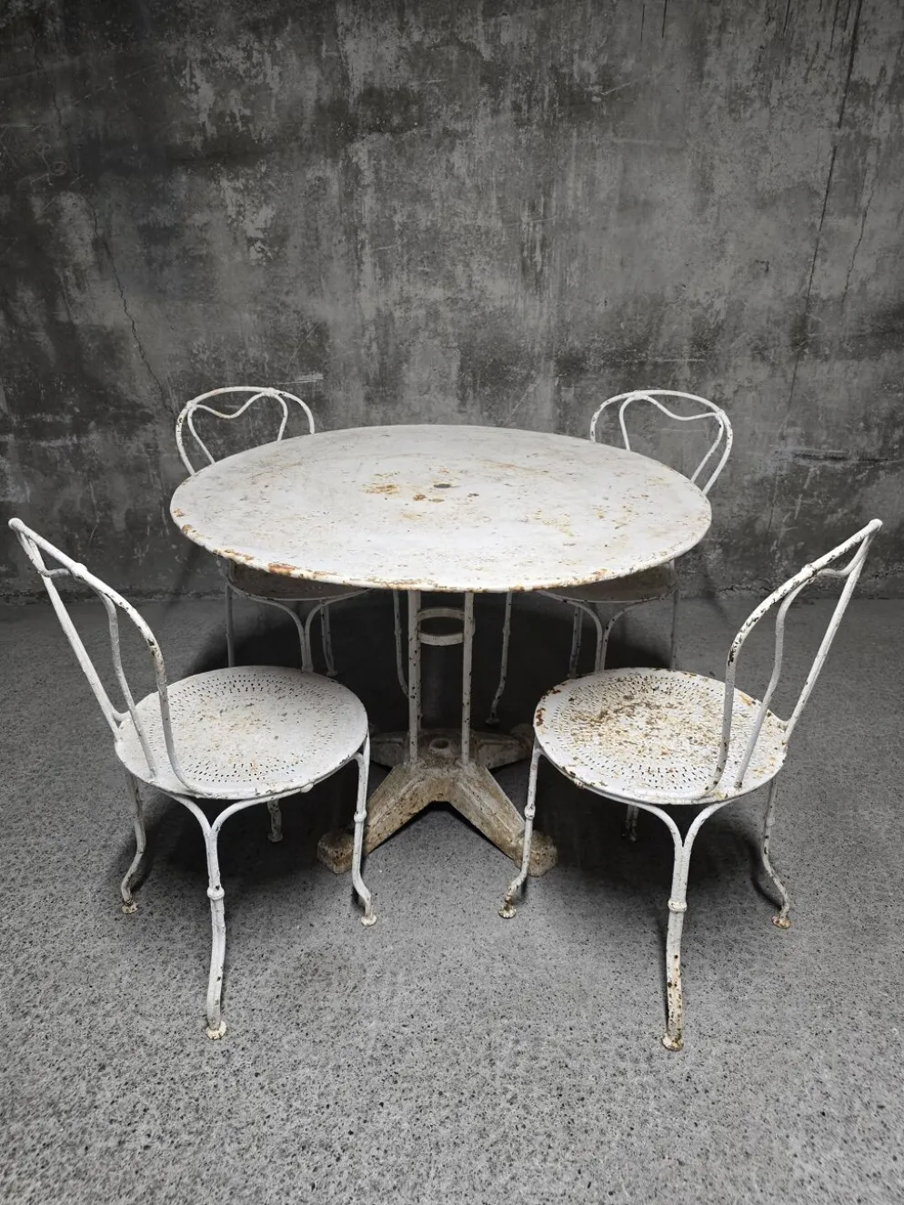 Salon de jardin ancien en fer forgé peint, table ronde et quatre chaises