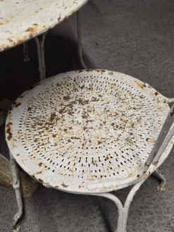 Salon de jardin ancien en fer forgé peint, table ronde et quatre chaises