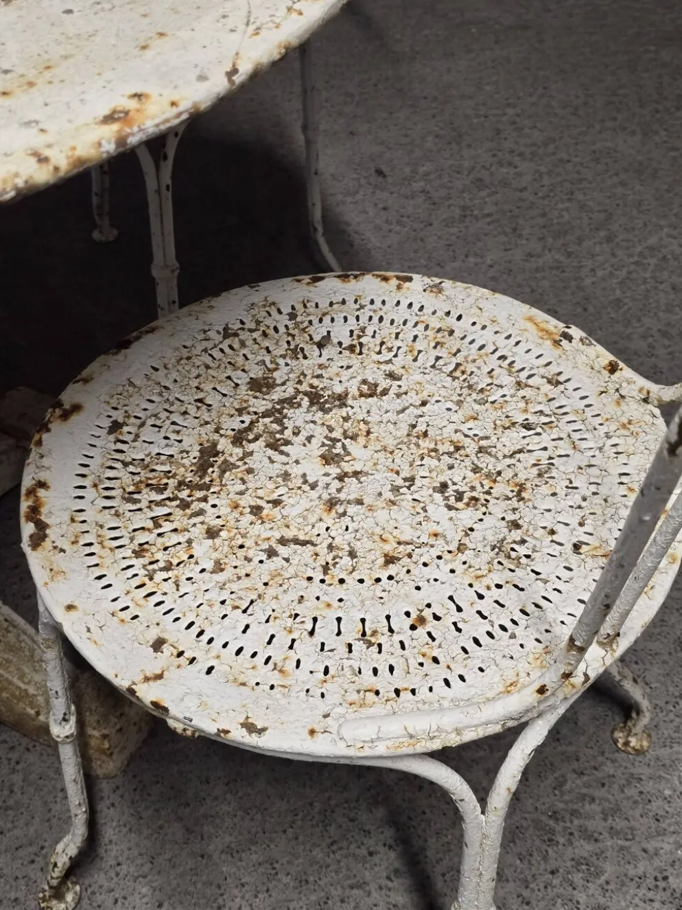 Salon de jardin ancien en fer forgé peint, table ronde et quatre chaises
