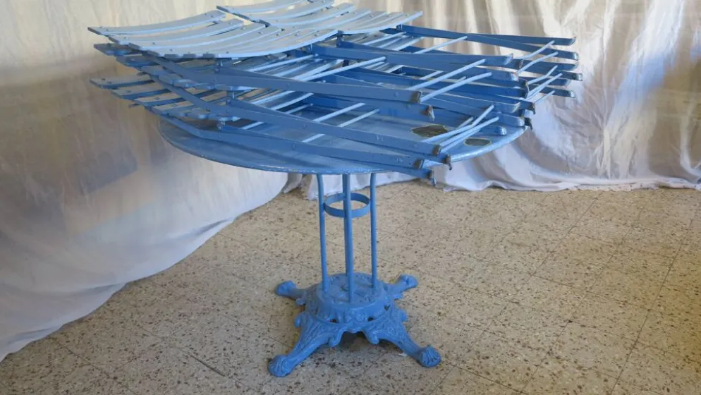 salon de jardin bleu "La terre est plate"