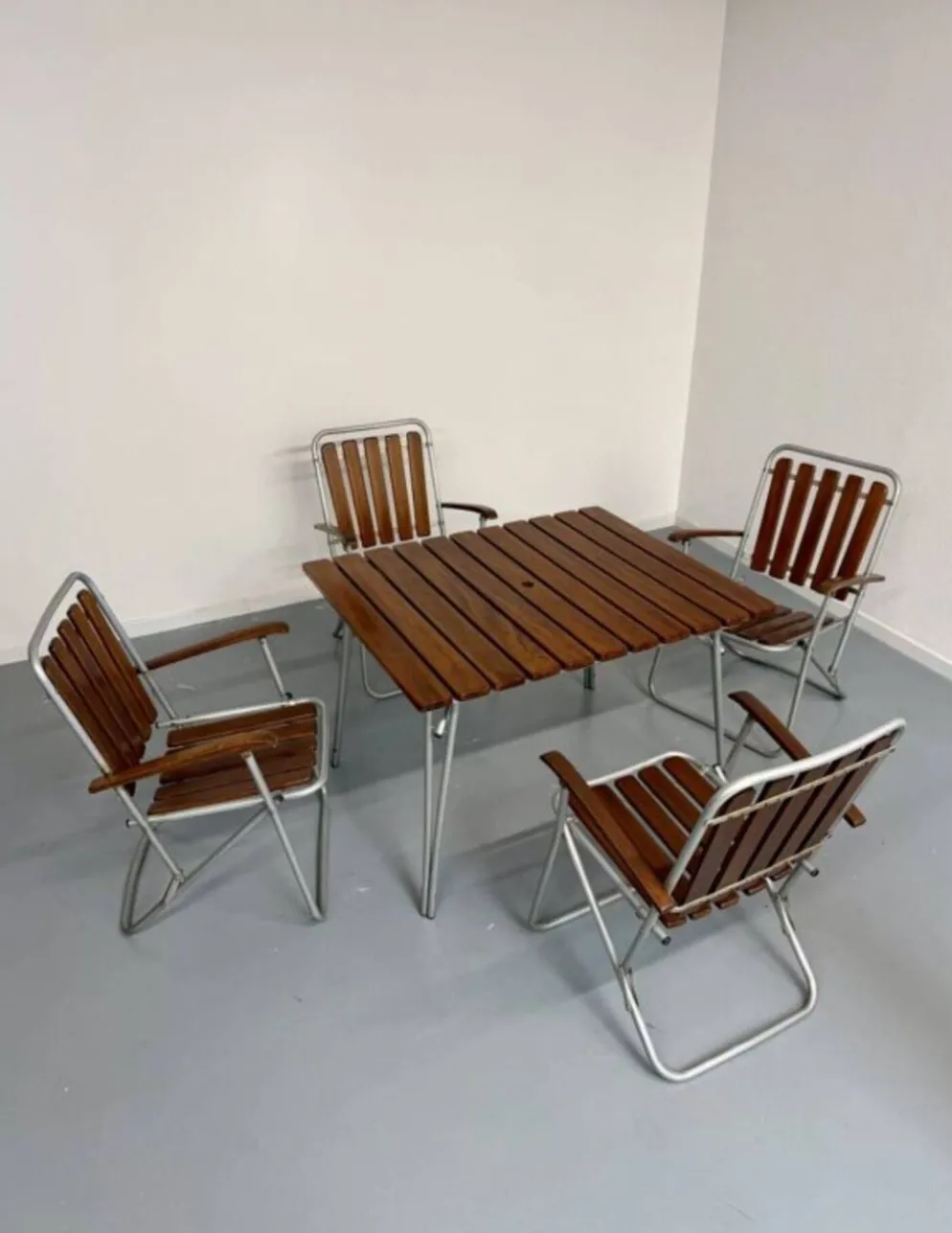 Salon de jardin vintage pliant, table et 4 fauteuils en bois et métal, 1960