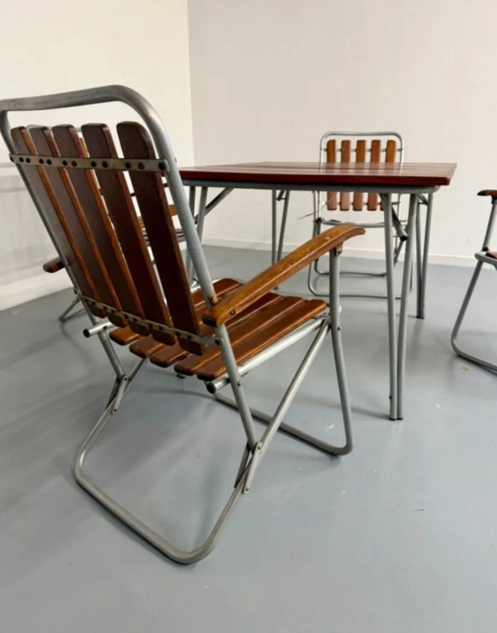 Salon de jardin vintage pliant, table et 4 fauteuils en bois et métal, 1960