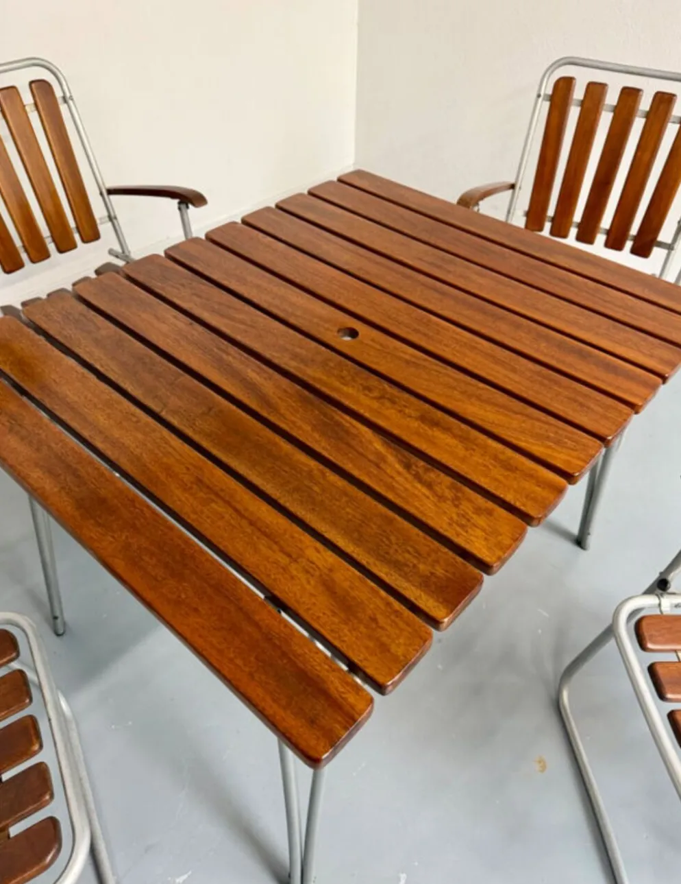 Salon de jardin vintage pliant, table et 4 fauteuils en bois et métal, 1960