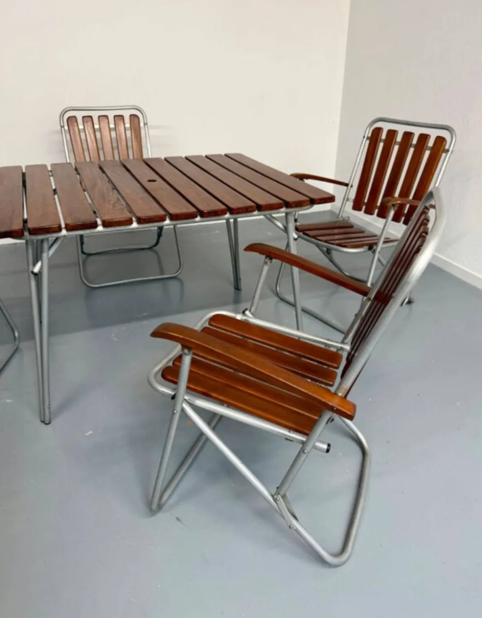 Salon de jardin vintage pliant, table et 4 fauteuils en bois et métal, 1960