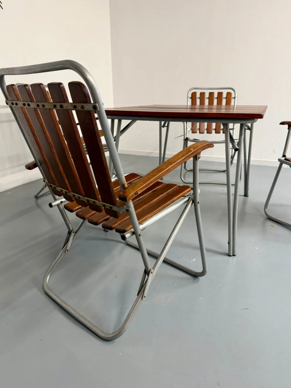 Salon de jardin vintage pliant table 4 fauteuils bois et métal 1960