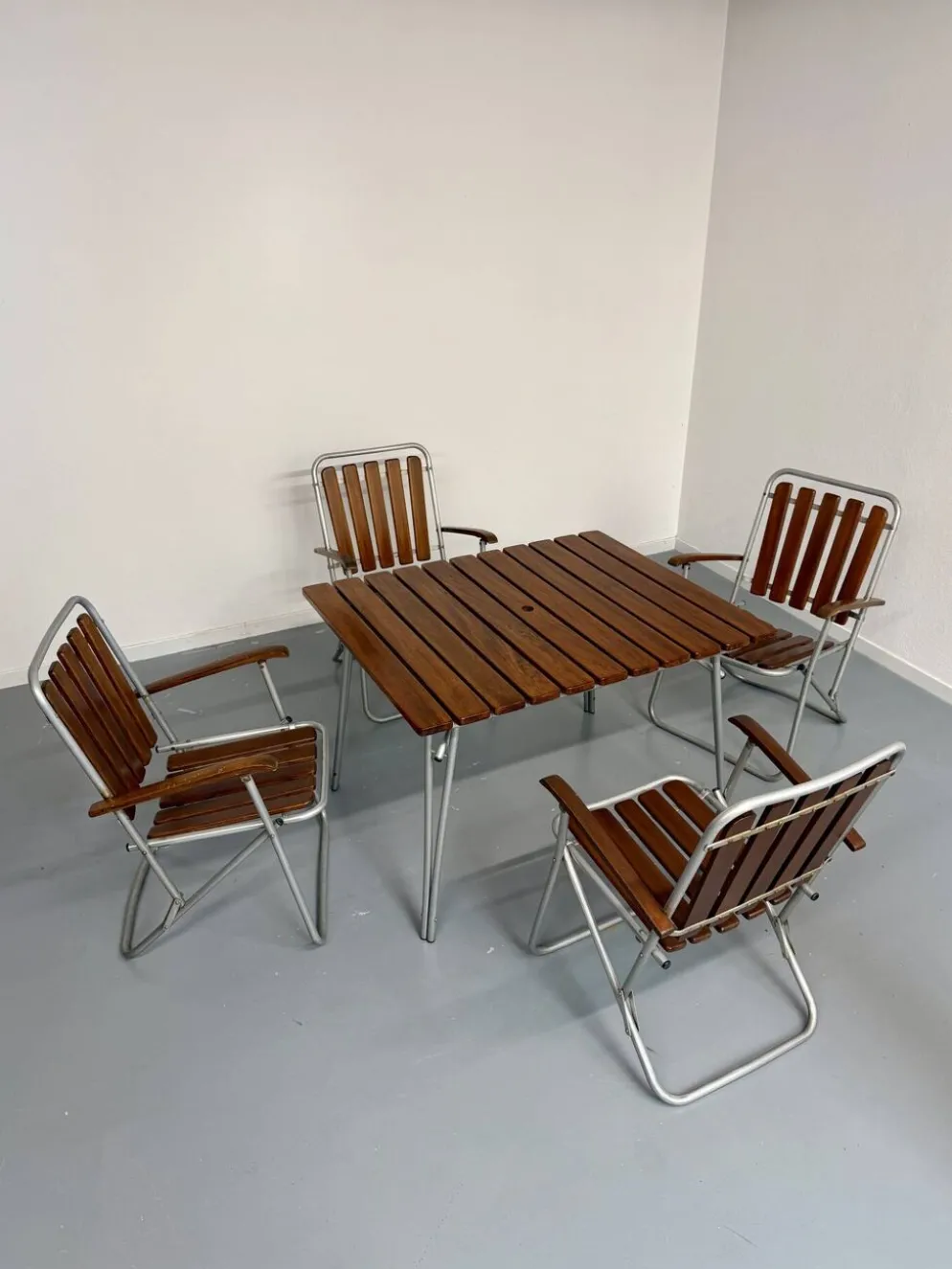Salon de jardin vintage pliant table 4 fauteuils bois et métal 1960