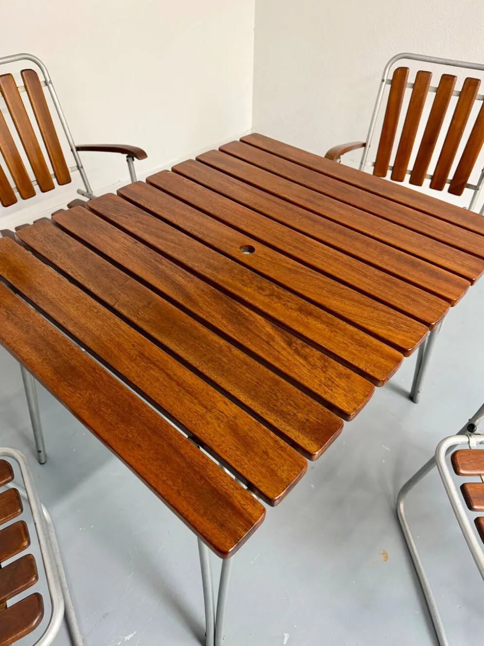 Salon de jardin vintage pliant table 4 fauteuils bois et métal 1960
