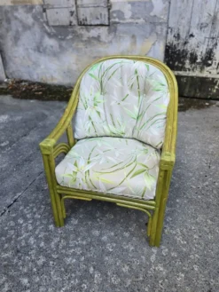 Salon en rotin haut de gamme – 2 fauteuils, pouf & table basse