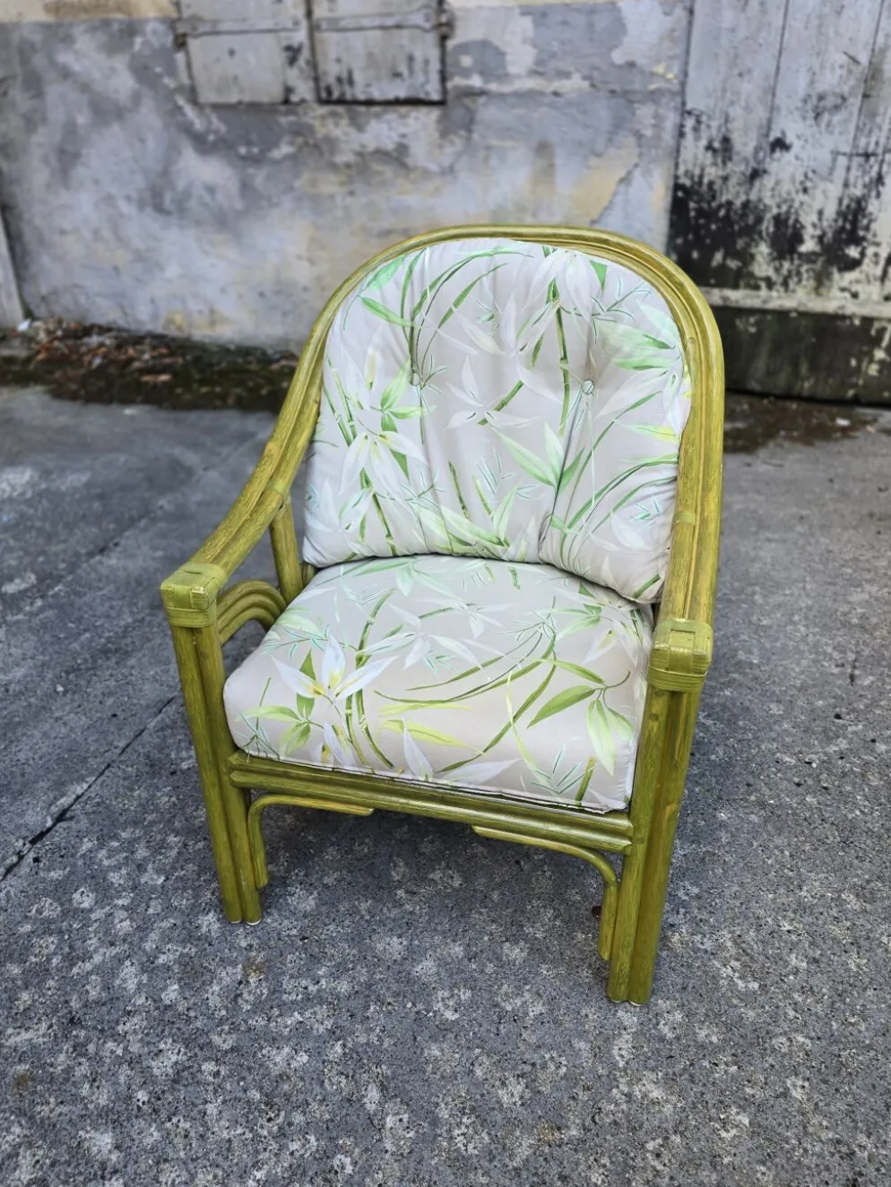 Salon en rotin haut de gamme – 2 fauteuils, pouf & table basse