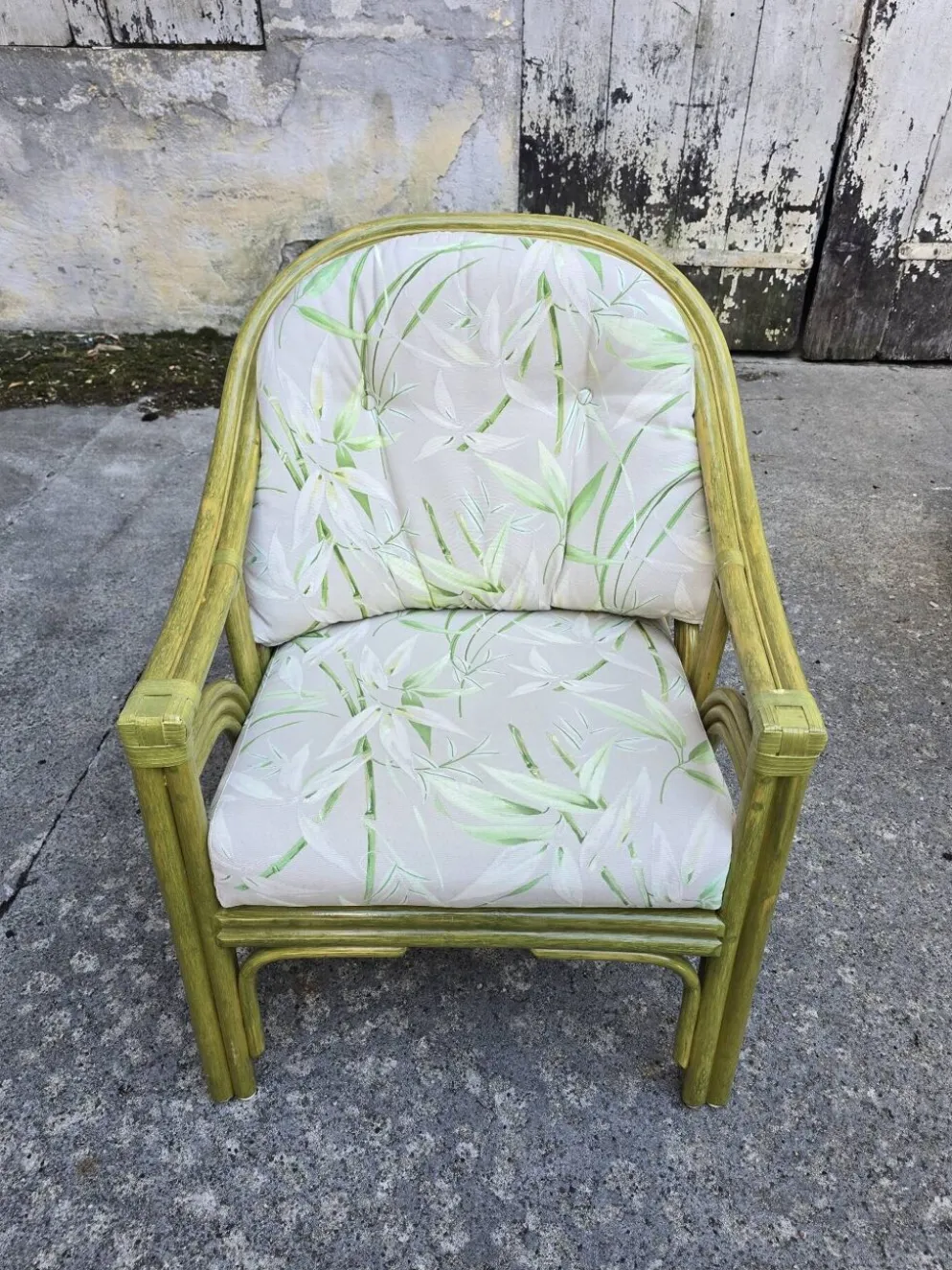 Salon en rotin haut de gamme – 2 fauteuils, pouf & table basse