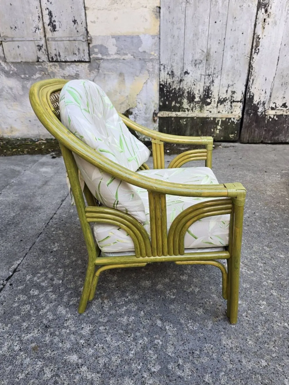 Salon en rotin haut de gamme – 2 fauteuils, pouf & table basse