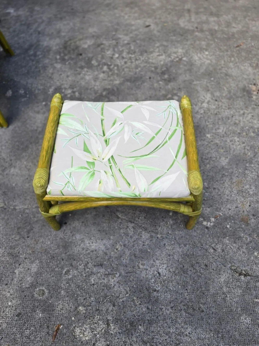 Salon en rotin haut de gamme – 2 fauteuils, pouf & table basse