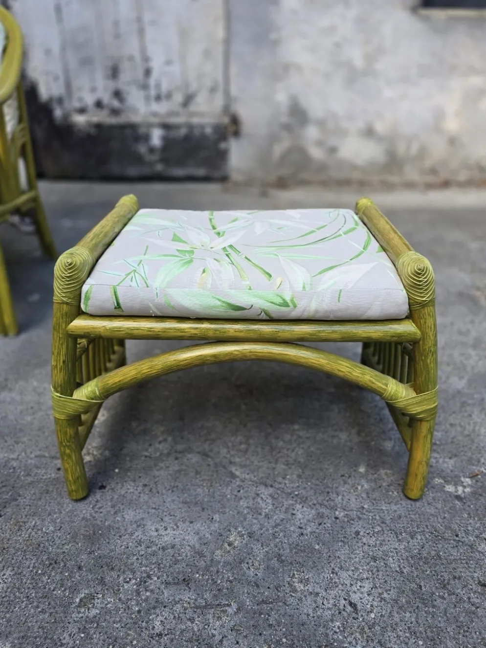 Salon en rotin haut de gamme – 2 fauteuils, pouf & table basse