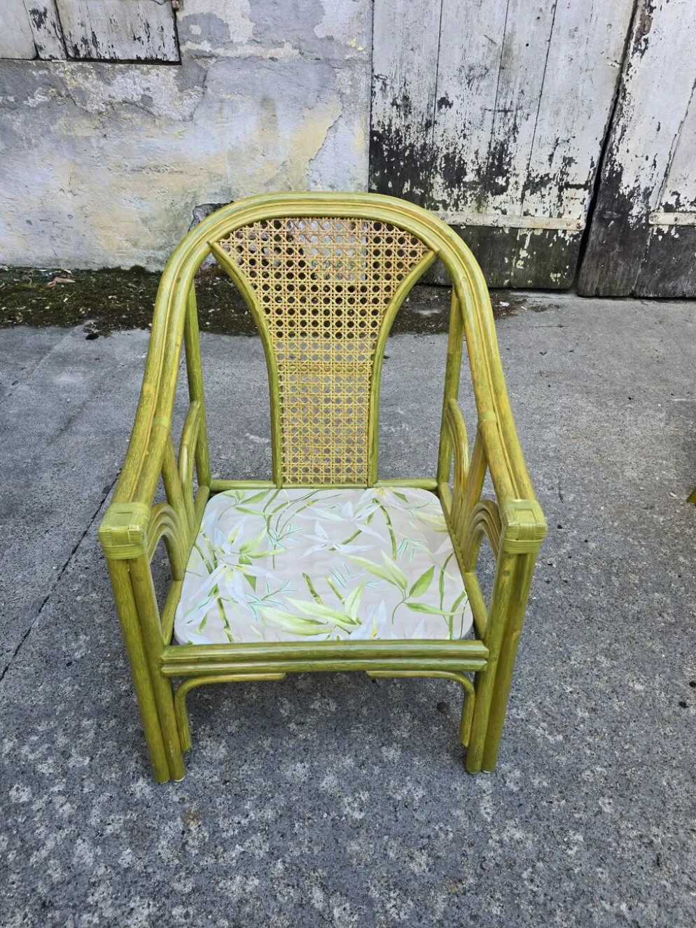 Salon en rotin haut de gamme – 2 fauteuils, pouf & table basse