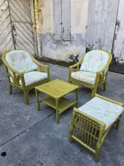 Salon en rotin haut de gamme – 2 fauteuils, pouf & table basse