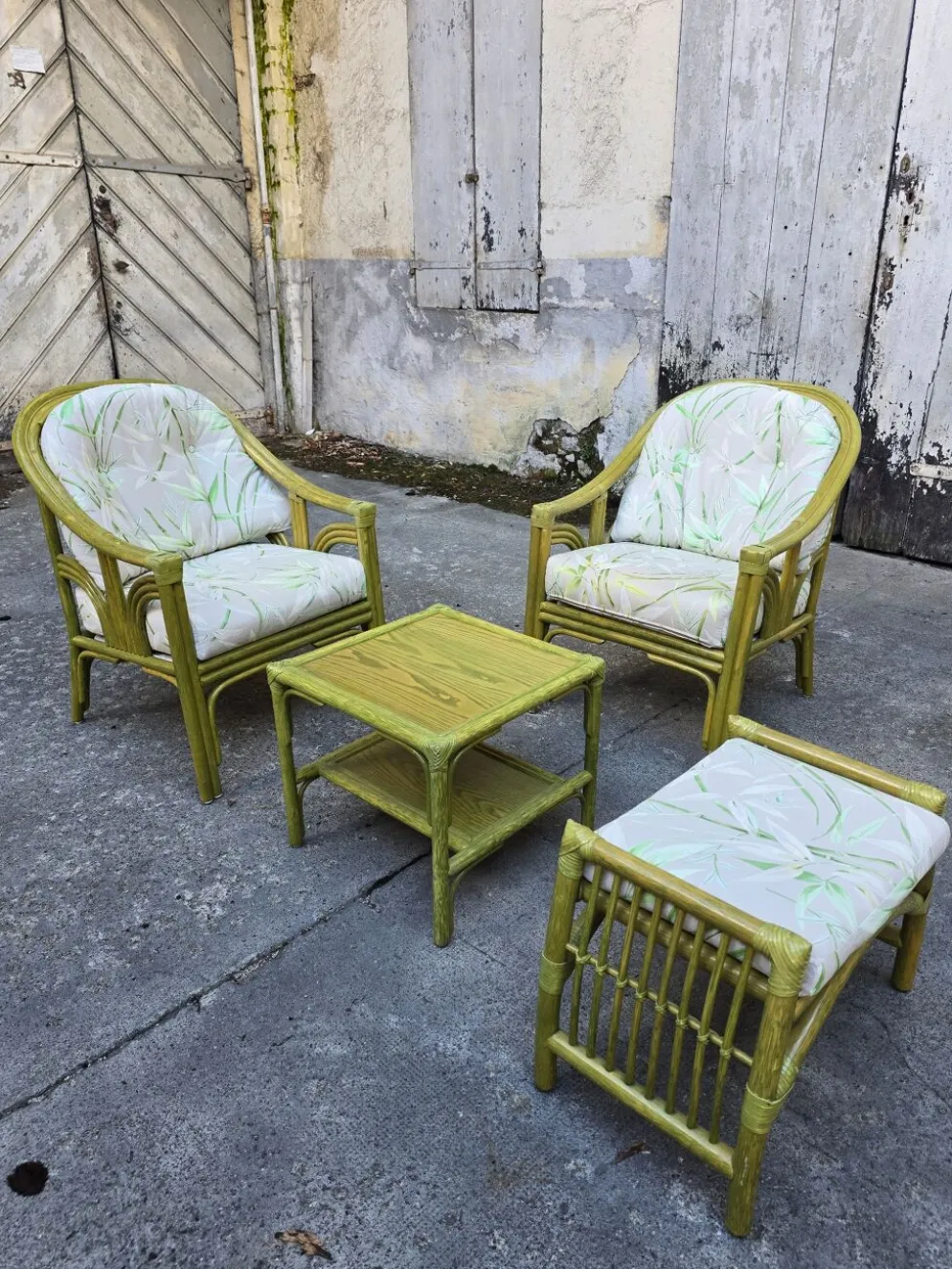 Salon en rotin haut de gamme – 2 fauteuils, pouf & table basse