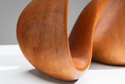 Sculpture abstraite avec des courbes organiques fluides.