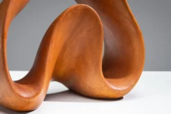 Sculpture abstraite avec des courbes organiques fluides.