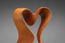 Sculpture abstraite avec des courbes organiques fluides.