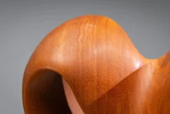 Sculpture abstraite avec des courbes organiques fluides.