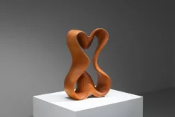 Sculpture abstraite avec des courbes organiques fluides.