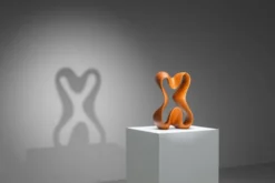 Sculpture abstraite avec des courbes organiques fluides.