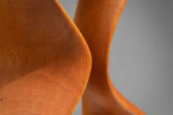 Sculpture abstraite avec des courbes organiques fluides.