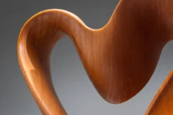 Sculpture abstraite avec des courbes organiques fluides.