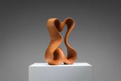 Sculpture abstraite avec des courbes organiques fluides.