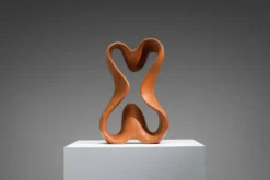 Sculpture abstraite avec des courbes organiques fluides.