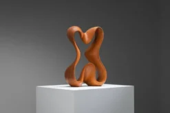 Sculpture abstraite avec des courbes organiques fluides.