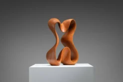 Sculpture abstraite avec des courbes organiques fluides.