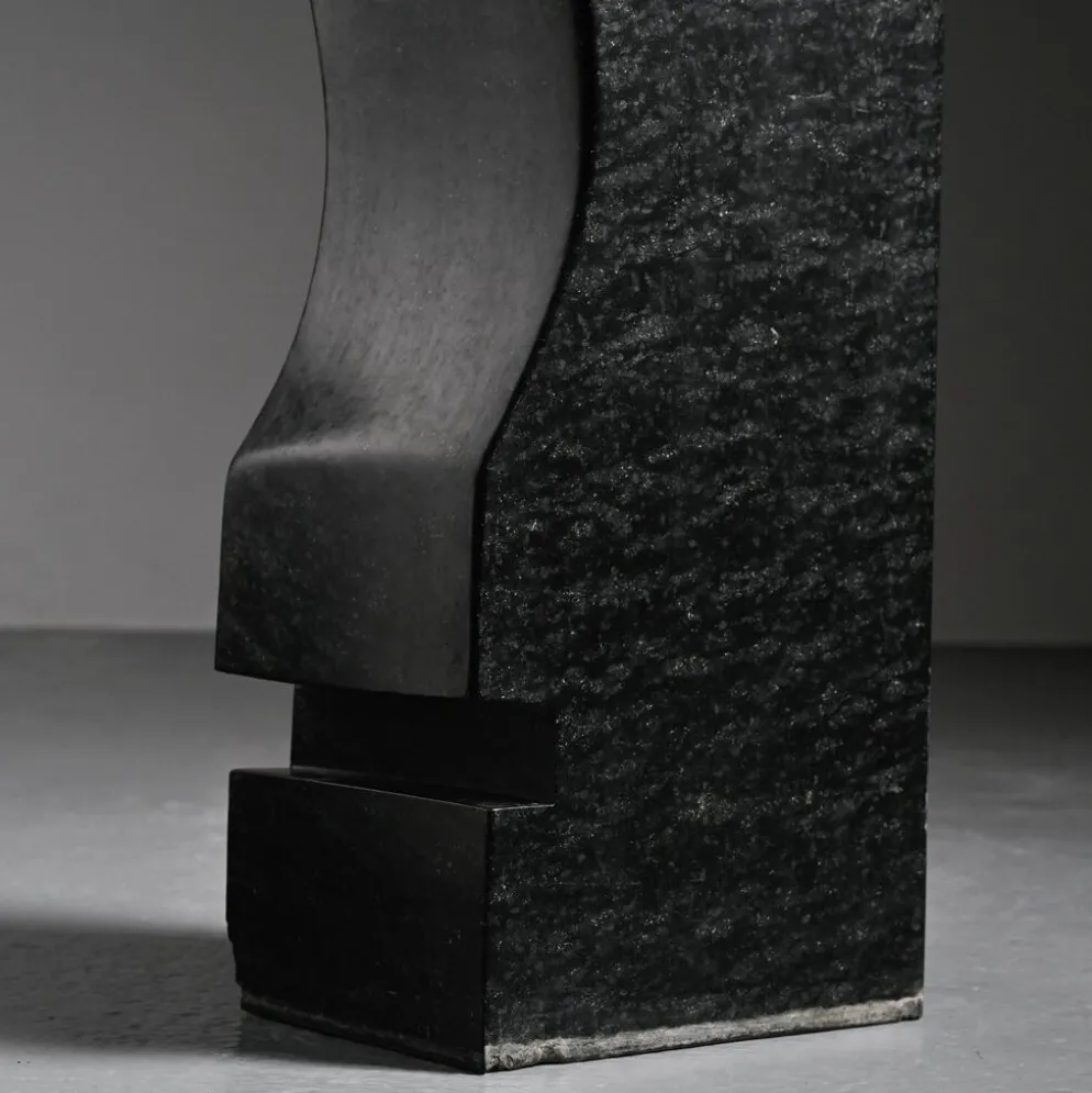Sculpture abstraite en diabase par Robert Neuhauser, Suisse, circa 1985