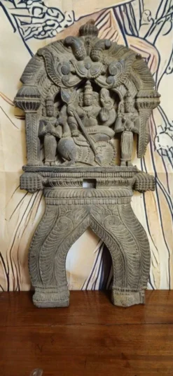 Sculpture ancienne en bois – Divinité Indonesienne finement sculptée - XIXeme