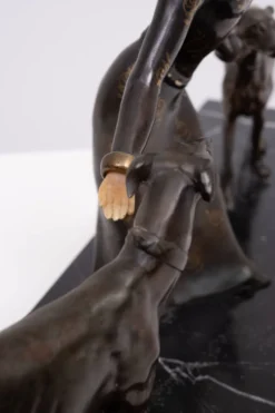 Sculpture Art Déco d'une femme avec des lévriers 1920/30 France